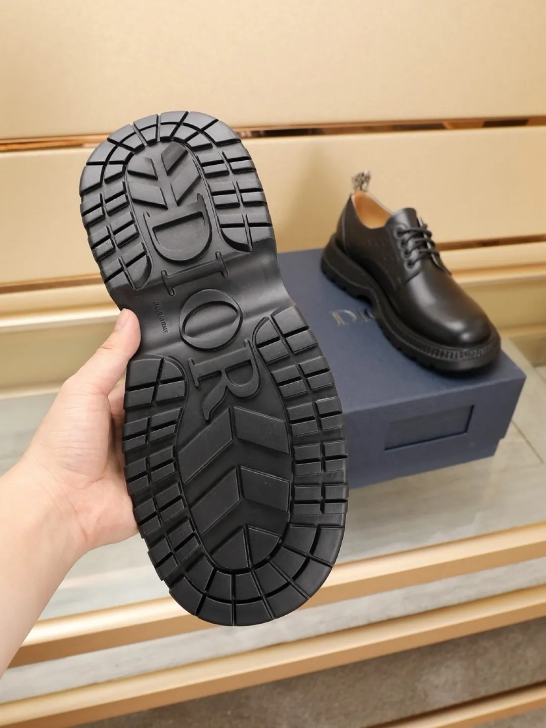 Factory P500💰Dior Buffalo's new low-top Derby casual leather shoes, a new product in the 2024 spring men's series, ideally combine unconventional characteristic elements with Dior's high-end aesthetic style. The original first-grain calfskin upper features side panels with a tonal debossed Oblique print, and the chunky rubber sole showcases a crepe-effect design. Styled with wide leather laces and Oblique-printed rear pull tabs, they add a modern touch to any look. Practical and stylish, it can be easily paired with a variety of casual looks. Size: 38-44 (45 customized)